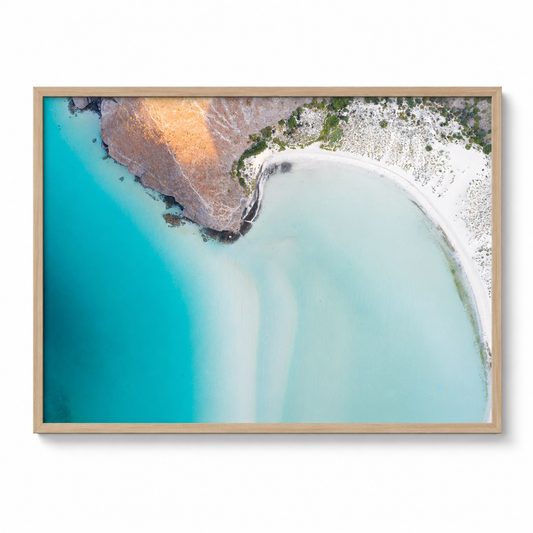 Bahía Turquesa fotografía aérea de costa enmarcada con marco de madera natural clara sobre fondo blanco