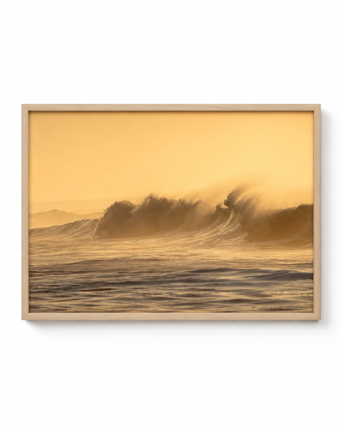 Marea Dorada fotografía de ola al atardecer enmarcada con marco de madera natural clara sobre fondo blanco