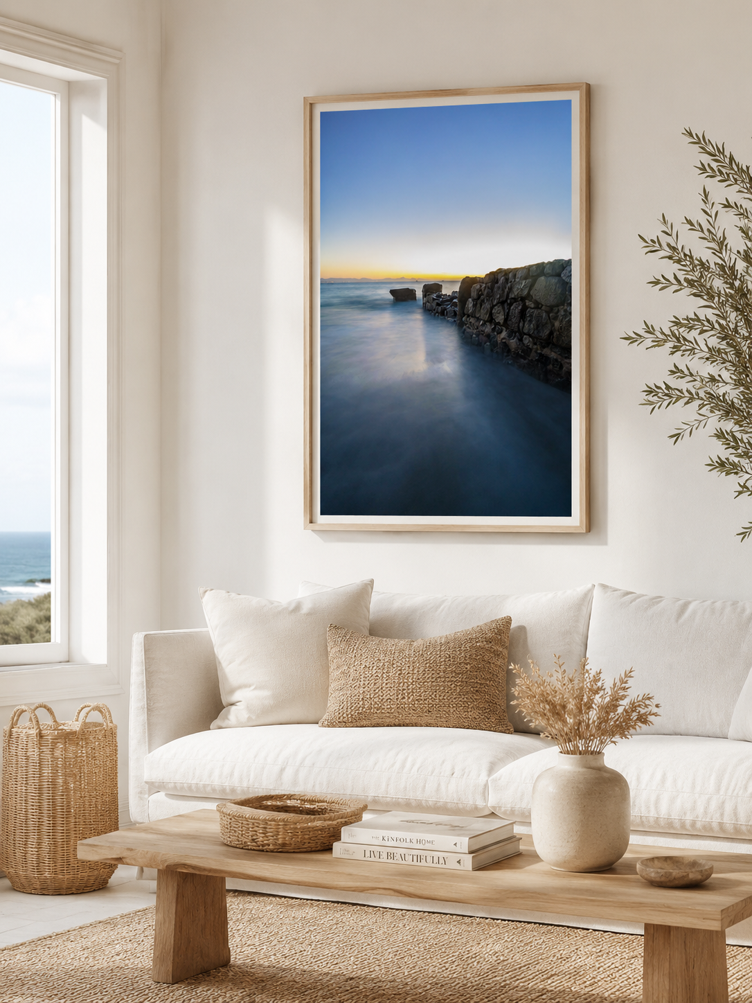 Umbral del Amanecer fotografía vertical de paisaje marítimo al amanecer enmarcada en sala minimalista frente al mar
